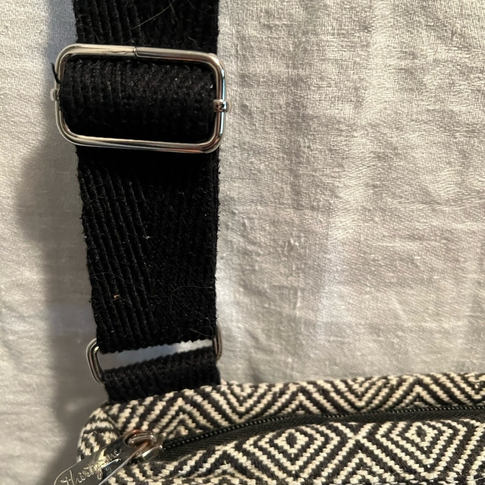 Thirty-One Hipster Black and White diamond purse. Adjustable strap. Pockets+ - Picture 6 of 7